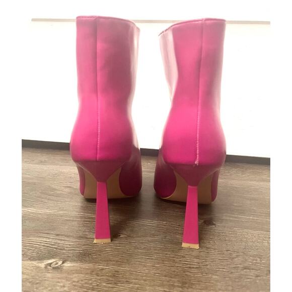 Fuchsia, pink, heeled, calf height, boot. Sexy. 4”heel. Pointed toe. - Picture 3 of 6